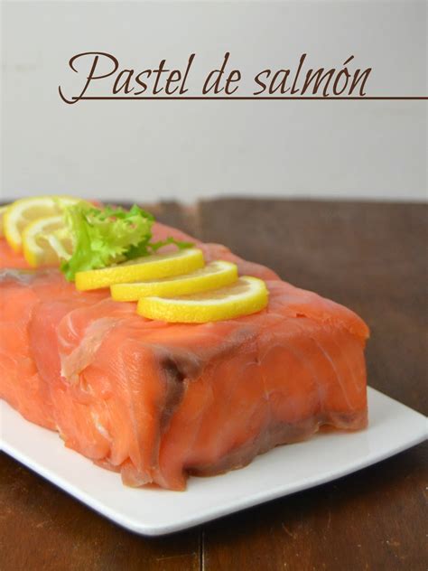 Pastel de salmón en forma de estrella decorado con mayonesa