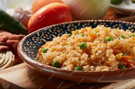 Arroz rojo mexicano con chicharos y elote