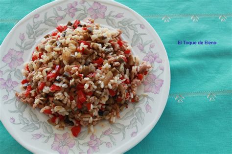 Arroz rojo con carne picada y verduras salteadas