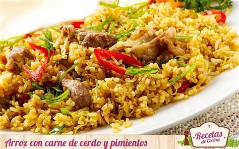 Arroz rojo con carne de cerdo y anacardos