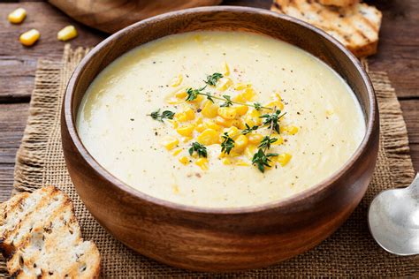 Crema de elote servida con totopos y pollo