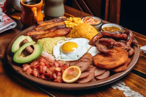 Plato de desayuno irlandés completo con huevo, tocino, salchichas y alubias