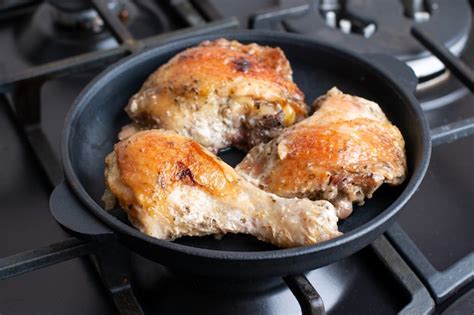 Pollo dorándose en sartén