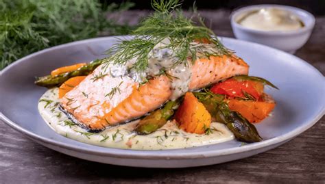 Salmón al microondas con verduras y salsa de eneldo