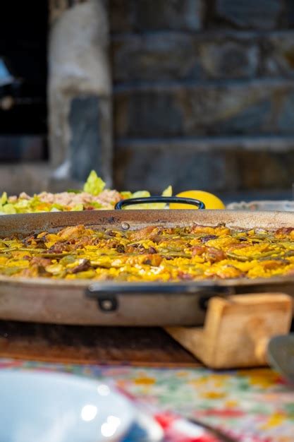 Paella recién hecha en la paellera