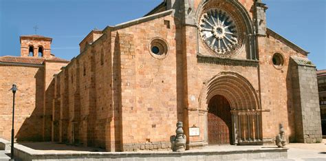 Vista exterior de la Iglesia de San Pedro Apóstol