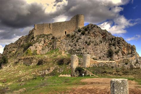 Vista de Poza de la Sal con el Castillo de los Rojas y la llanura burebana.