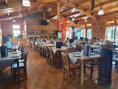 Fachada de La Parrilla De Balbona con indicaciones de ubicación