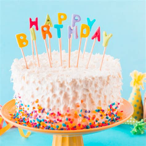Postal antigua de niñas rodeando un pastel de cumpleaños