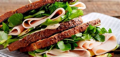 Sándwich de pechuga de pavo con mayonesa y vegetales frescos