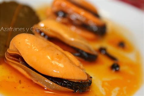 Plato de mejillones en escabeche con tostadas