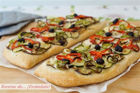 Coca de verduras recién horneada