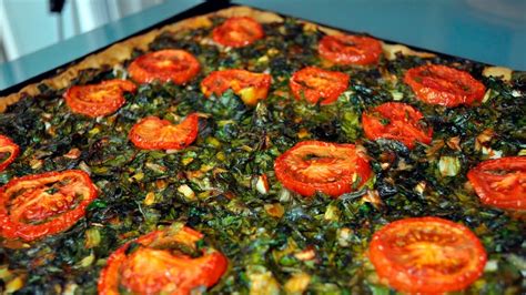 Coca de verduras lista para hornear
