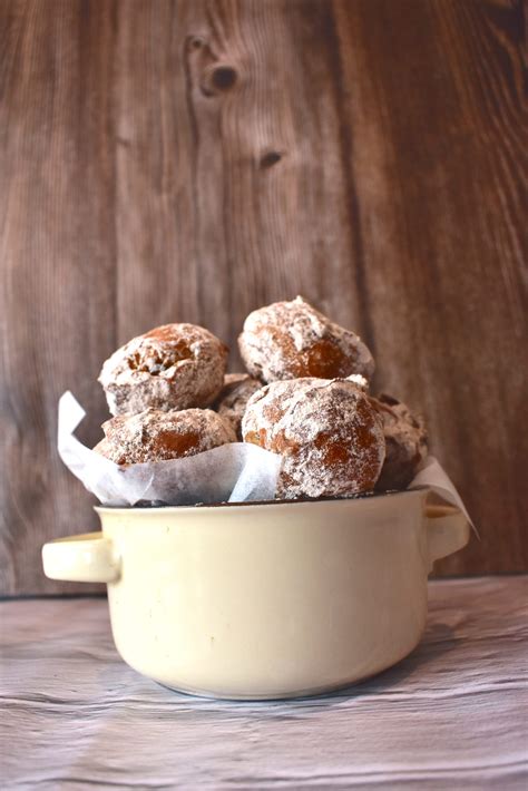 Suspiros de monja espolvoreados con azúcar