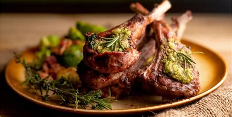 Chuletas de cordero reposando en un plato