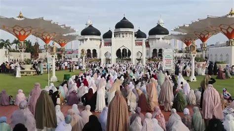 Musulmanes orando en la mezquita durante el Eid al-Adha