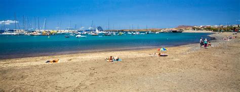 Playa de Las Galletas con barcos de pescadores