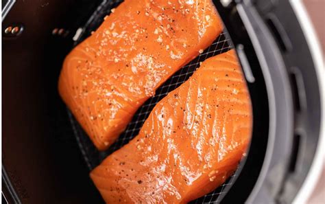 Freidora de aire con un filete de salmón dentro