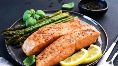 Plato de salmón cocinado en freidora de aire con guarnición