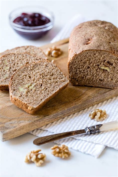 Pan de espelta integral con nueces en una tabla de madera