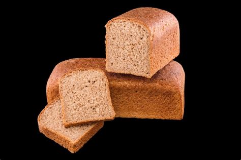 Pan de espelta recién horneado cortado en rebanadas