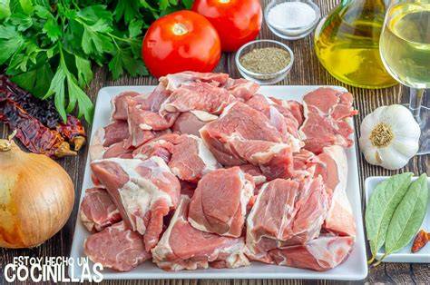 Ingredientes frescos para caldereta de cordero