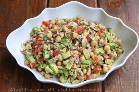 Ensalada de garbanzos con atún y aguacate