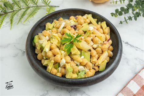 Ensalada de garbanzos, aguacate y espárragos