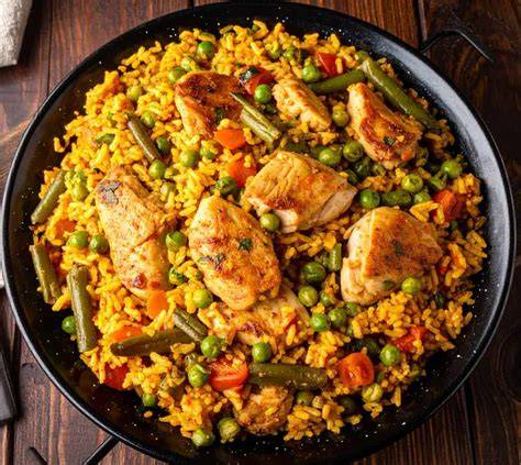 Rehogando pollo y cerdo en paella