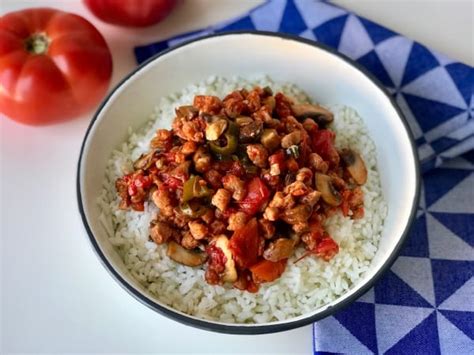 Arroz con soja texturizada y verduras listo para servir