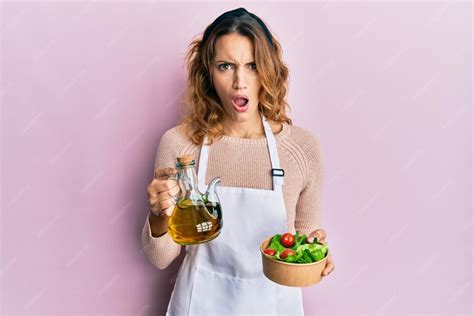 Persona señalando una ensalada con cara de desagrado