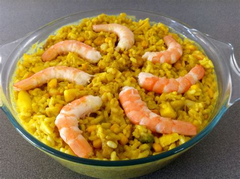 Ensalada de arroz al curry y langostinos