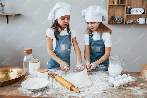 Niños amasando pizza en el taller de La Deliciosa