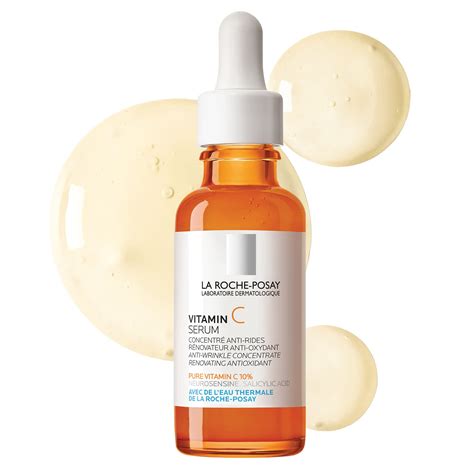 Mujer aplicando sérum de vitamina C en el rostro