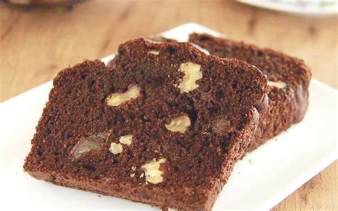 Bizcocho de chocolate y nueces recién horneado