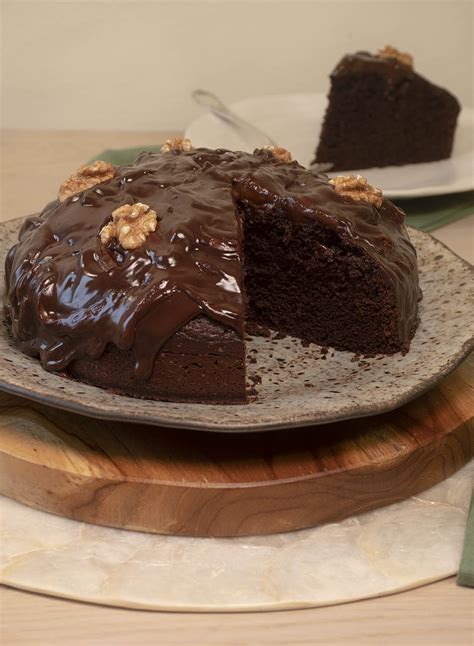 Bizcocho de chocolate con glaseado y nueces