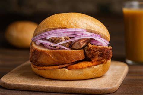 Fotografía de un pan con chicharrón