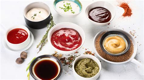 Brócoli empanado con diferentes salsas para acompañar