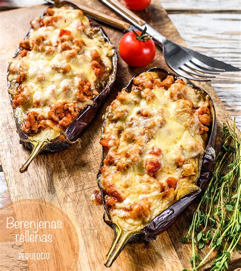 Berenjenas rellenas de carne y arroz con salsa de tomate