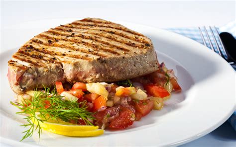 Atún al grill con ensalada de verano
