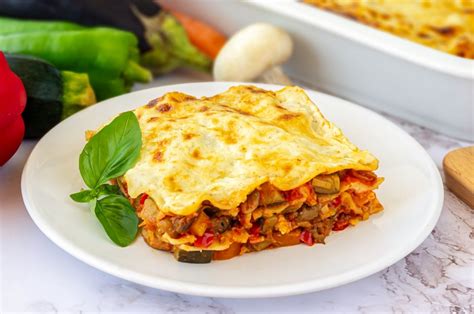 Lasaña de verduras y langostinos gratinada