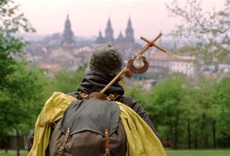 Peregrino con calabaza y bastón en el Camino de Santiago