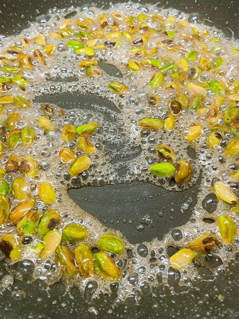 Tostando pistachos en sartén