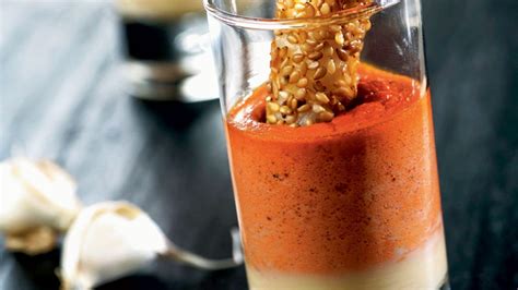 Chupito de pimientos rojos con pinchito de merluza