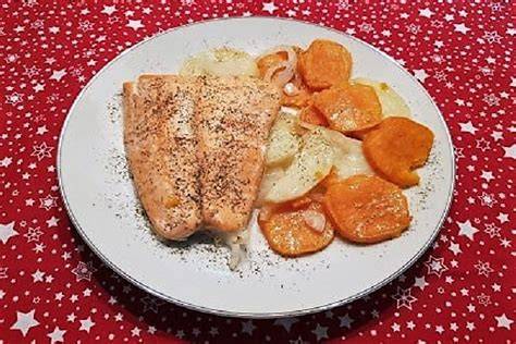 Hamburguesa de salmón con boniato y ensalada