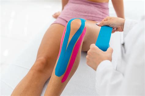 Fisioterapeuta aplicando Kinesiotape en una rodilla
