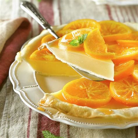 Tarta de naranja con gelatina sobre una mesa