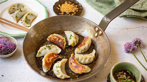 Gyozas de verduras doradas en sartén