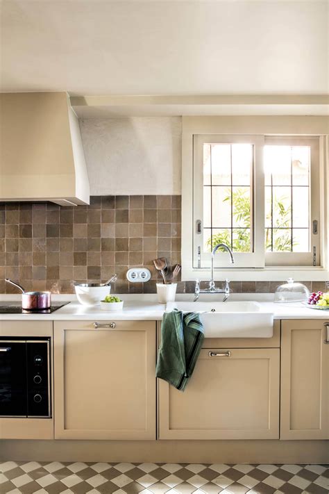 Cocina moderna con azulejos beige y mobiliario de diseño