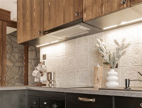 Azulejos artesanales beige en un salpicadero de cocina